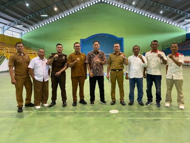 BERSAMA: Technical Delegate Kompetisinya Gulat PON Sumut, Yahya Madjid foto bersama dengan Ketua Persambi Binjai, Leonard Sitohang di GOR Kelurahan Rambung Barat, Binjai Selatan usai melihat kelayakannya. (IST)