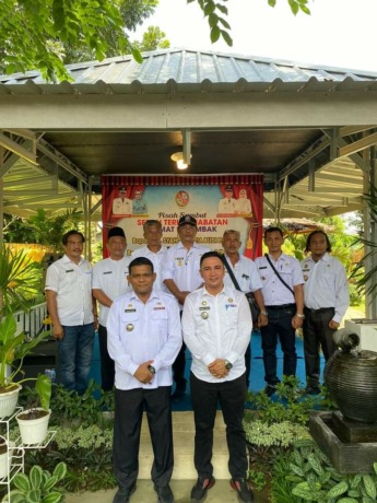 DIABADIKAN: Mantan Camat Patumbak Drs. Syahdin Setia Pane dan Camat baru Patumbak Muhammad Kennedy Tarigan SIP, M.Si diabadikan di sela-sela kegiatan pisah sambut di Taman Bunga Patumbak.