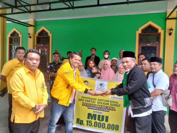 BANTUAN: DPD Partai Golkar Sumut saat menyerahkan bantuan ke Kabupaten Tapanuli Utara.