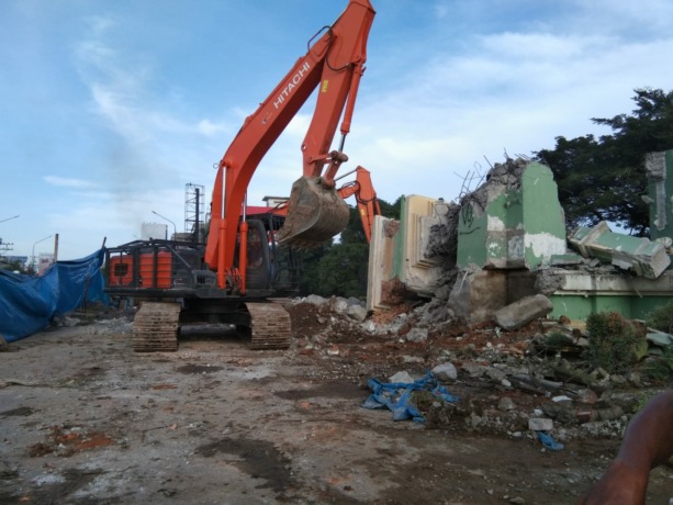 RUBUHKAN: Sebanyak 2 unit alat berat tampak sedang merubuhkan Gapura Batas Kota Medan di kawasan Kampung Lalang.Markus/Sumut Pos.