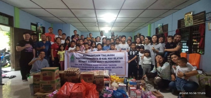 Foto bersama : Setelah selesai kunjungan dan sekaligus merayakan ulang tahun ke-10, Pengurus dan anggota Punguan Naimarata berfoto bersama dengan adik-adik Panti Asuhan Mercy Indonesia. Minggu, (16/10).