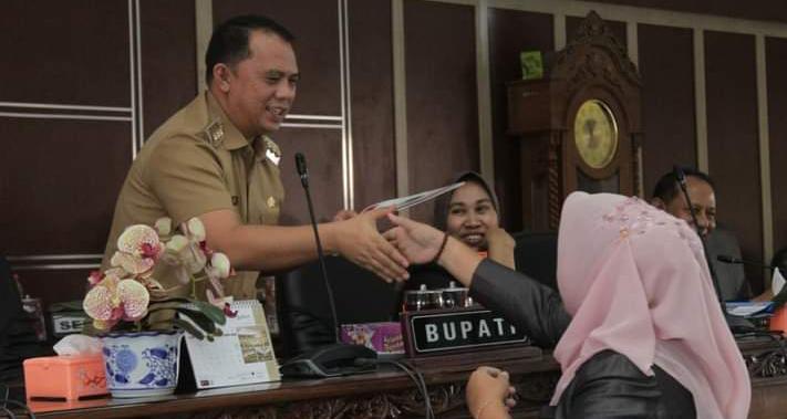 Bupati Labuhanbatu dan Wakil Bupati Labuhanbatu mengikuti rapat paripurna pengesahan Perda Penanggulangan Bencana. (fajar dame)