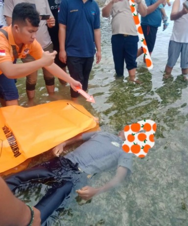 Mayat ABK KMP Simeulue ditemukan di Pantai Ujung Pelabuhan Baru dalam keadaan posisi mengapung, Rabu (19/10).