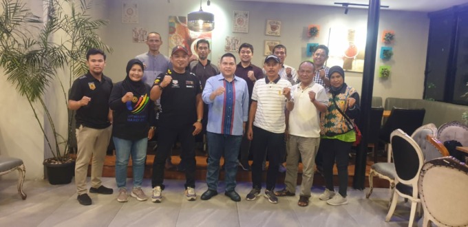 BERSAMA: Ketua Umum FORKI Medan Hasrul Benny Harahap bersama pengurus harian seusai rapat menjelang even Porprovsu 2022. (ist)