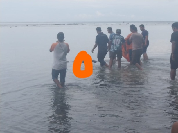 Mayat Chip KMP Simeulue saat ditemukan dalam posisi mengapung di laut pinggir pelabuhan baru. Kecamatan Telukdalam. Kamis, (19/10).