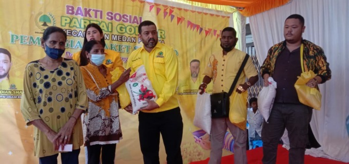 Partai Golkar Kecamatan Medan Polonia memberikan paket sembako yang diserahkan langsung kepada umat Hindu tamil yang berdomisili di wilayah Kecamatan Medan Polonia, Jum