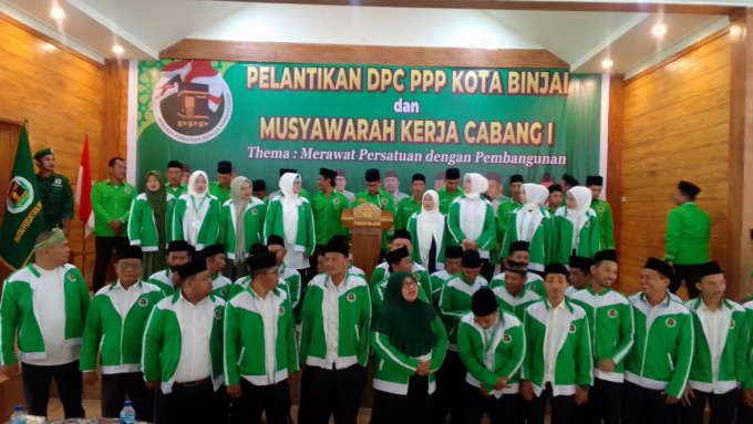 LANTIK: Foto bersama pengurus DPC PPP Kota Binjai usai pelantikan.