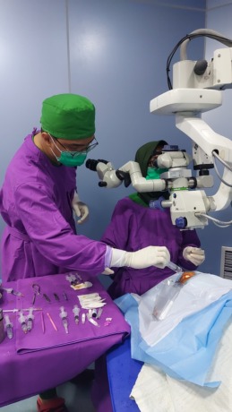 Foto: Dame/MetroDaily Tim dokter melakukan operasi Katarak Gratis yang digelar PT Agincourt Resources (PTAR), pengelola Tambang Emas Martabe, di Rumah Sakit (RS) Khusus Mata Mencirim 77, Medan, Sumatera Utara, Sabtu (22/10/2022). Ada dua metode operasi ya