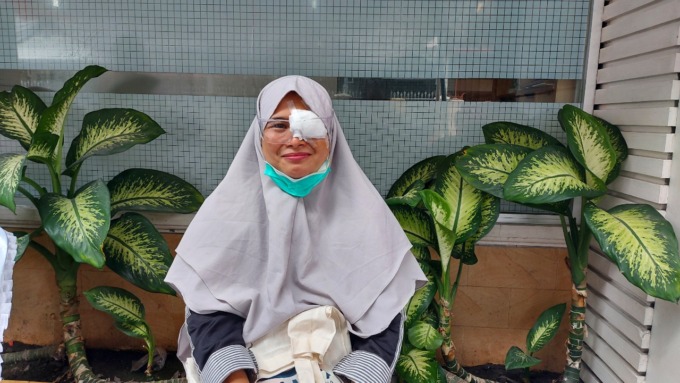 Foto: Dame/Metro Daily  Usia Umah Yana, ibu muda pasien Operasi Katarak Gratis yang digelar PT Agincourt Resources (PTAR), pengelola Tambang Emas Martabe, usai operasi di Rumah Sakit (RS) Khusus Mata Mencirim 77, Medan, Sumatra Utara, Sabtu (22/10/2022).