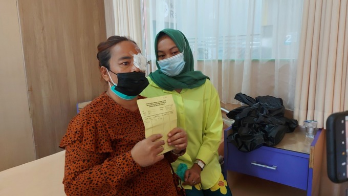 Foto: Dame/Metro Tabagsel Atik, pasien Operasi Katarak Gratis yang digelar PT Agincourt Resources (PTAR), pengelola Tambang Emas Martabe, usai dioperasi di Rumah Sakit (RS) Khusus Mata Mencirim 77, Medan, Sumatera Utara, , Sabtu (22/10/2022).