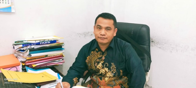 TERANGKAN: Kabid Pengadaan Mutasi dan Informasi BKPSDM Dairi, Martua Simarmata saat menerangkan perekrutan formasi guru PPPK, Kamis (27/10/2022).RUDY SITANGGANG/SUMUT POS.CO.