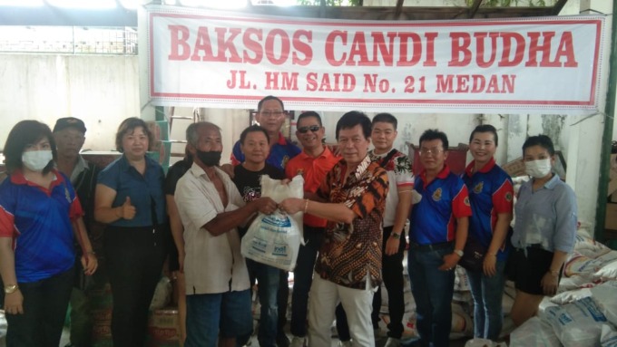 BAKSOS: Panitia Vihara Candi Budha foto bersama di sela-sela pembagian sembako dalam kegiatan ulang tahun Dwi Kwan Im di Jalan HM Said Medan, Minggu (30/10).