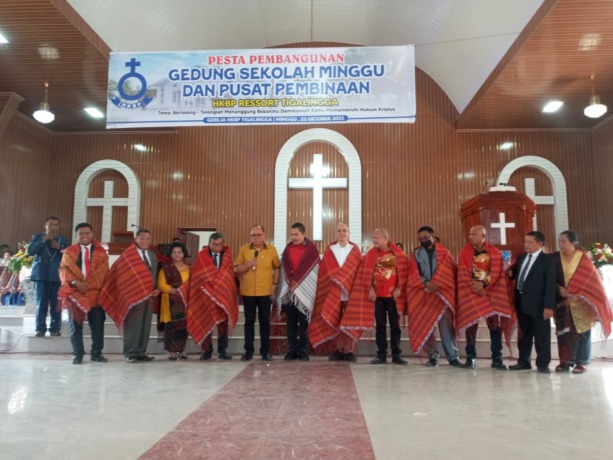 DIABADIKAN: Wakil Ketua Komisi II DPR RI, DR Junimart Girsang, Wakil Bupati Dairi, Jimmy AL Sihombing dan rombongan diabadikan bersama Pareses HKBP Distrik VI Dairi, Pendeta Sampur Manullang usai penyerahan kontribusi pada acara pesta pembangunan gedung S