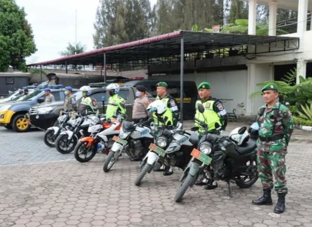 PATROLI: Petugas gabungan saat akan menggelar patroli di seputan kota Kabanjahe.