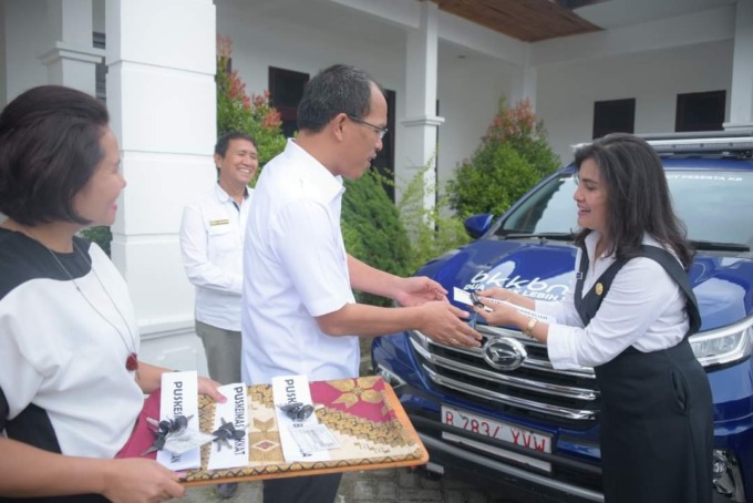 SERAHKAN MOBIL: Bupati Humbahas, Dosmar, serahkan mobil ambulans, Rabu (9/11).