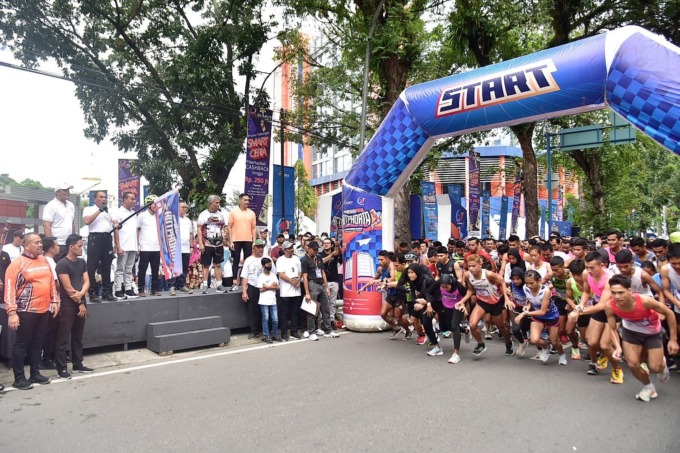 LEPAS: Gubernur Sumut Edy Rahmayadi didampingi Direktur Utama Bank Sumut Rahmat Fadillah Pohan, saat melepas peserta Fun Run pada gelaran Hutphoria HUT ke-61 Bank Sumut, Minggu (13/11).