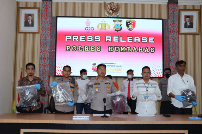 BARANG BUKTI: Kapolres Humbahas AKBP Achmad Muhaimin, didampingi Kasat Reskrim Iptu Master Purba, saat menunjukan barang bukti kasus mutilasi di Mapolres Humbahas, Senin (14/11).Istimewa.