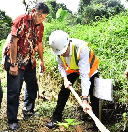 TANAM: Dirut Perumda Tirtanadi Sumut Kabir Bedi menanam bibit pohon aren di Desa Rumah Sumbul, Sibolangit, Deliserdang, Kamis (17/11).