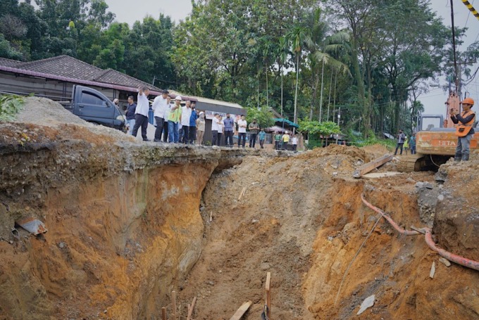 istimewa/sumutpos DRAINASE: Wali Kota Medan Bobby Nasution meninjau salah satu pengerjaan proyek drainase di Kota Medan.