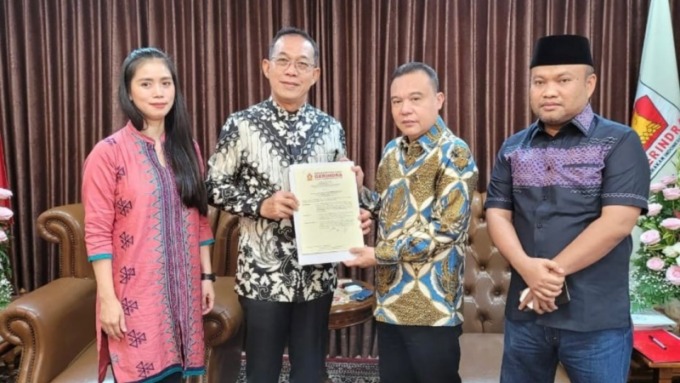 TERIMA SK: Ketua DPD Partai Gerindra Sumut Gus Irawan menerima revisi SK dari Ketua Harian DPP Gerindra, Sufmi Dasco Ahmad, Selasa (22/11) lalu.