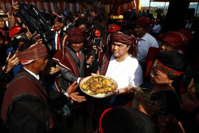 UPACARA  ADAT:  Menteri BUMN Erick Thohir, saat mengikuti upacara adat pemberian Marga Sidabutar di Tomok, Kabupaten Samosir, Sumut, Sabtu (26/11). Marga Sidabutar ini diberikan langsung sang Raja Sidabutar kepada Erick.