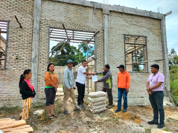 BANTUAN: PT Toba Pulp Lestari menyerahkan bantuan berupa semen untuk pembangunan gereja, Jumat (25/11).