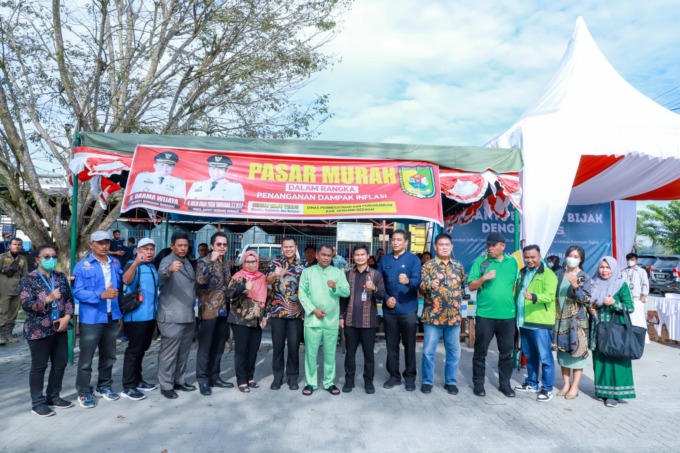 DIABADIKAN: Bupati Sergai H. Darma Wijaya didampingi Wabup  H. Adlin Tambunan dan perwakilan PT Aqua Farm beserta kepala  OPD diabadikan di sela-sela membuka pasar murah untuk buruh di Kecamatan Pantai Cermin. Fadly /sumutpos.