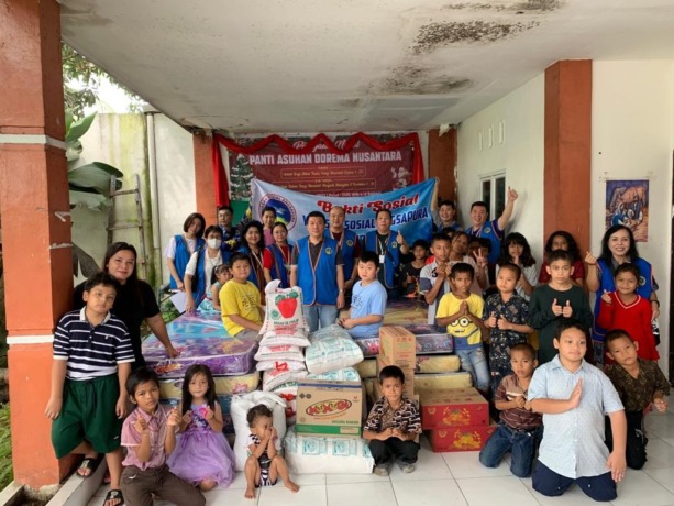 BANTUAN SEMBAKO: Para pengurus perwakilan Keluarga Besar Yasora, foto bersama salah satu pengurus dan anak-anak panti asuhan, usai menyerahkan bantuan sembako secara simbolis.istimewa/ Sumut Pos .