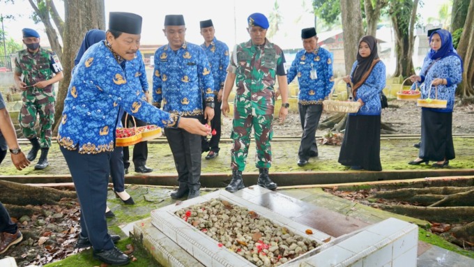 ZIARAH: Korpri Kabupaten Langkat ziarah ke TMP Pangkalan Berandan, di Jalan Medan-Banda Aceh Kelurahan Pelawi Utara Kecamatan Babalan, Langkat. Selasa (29/11).