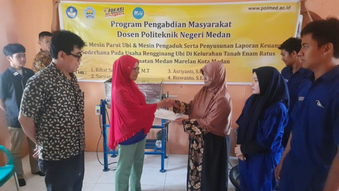 BANTUAN: Dosen Polmed saat melakukan pengabdian masyarakat kepada pelaku usaha rengginang ubi di wilayah Tanah Enam Ratus, Medan Marelan, belum lama ini.
