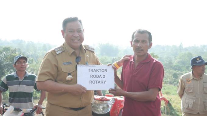 SERAHKAN: Bupati Dairi Eddy Keleng Ate Berutu saat menyerahkan alsintan kepada petani di Desa Karing, Kecamatan Berampu, Senin (28/11).