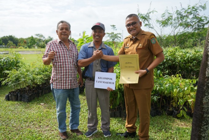 SERAHKAN BIBIT: Pemkab Asahan melalui Dinas Lingkungan Hidup serahkan sejumlah bibit pohon produktif kepada masyarakat melalui kelompok tani.