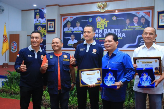 DIABADIKAN: Pengurus Karang Taruna Sumut, Karang Taruna Asahan, unsur pemerintah, dan tokoh peduli organisasi diabadikan di sela-sela pemberian penghargaan Tokoh Peduli Karang Taruna.