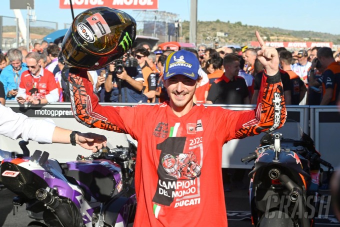 JUARA DUNIA:  Francesco Bagnaia merayakan keberhasilan jadi juara dunia MotoGP 2022 di Valencia, Minggu (6/11). Bagnaia semakin sempurna karena juara bersama Ducati, tim asal negaranya.