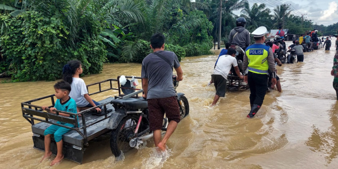 MENGUNGSI: Sejumlah warga   terdampak banjir di Aceh Tamiang, Provinsi Aceh, terpaksa mengungsi. Saat ini Bupati Aceh Tamiang telah menetapkan status tanggap darurat atas kondisi banjir yang terjadi.