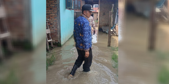 BANJIR: Camat Tanjung Morawa, Ismail tampak turun ke lokasi banjir di Desa Punden Rejo.