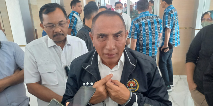 WAWANCARA: Gubernur Sumut Edy Rahyamadi, saat diwawancarai wartawan di Kantor Gubernur Sumut, Jalan Diponegoro Medan,  Jumat (18/11).