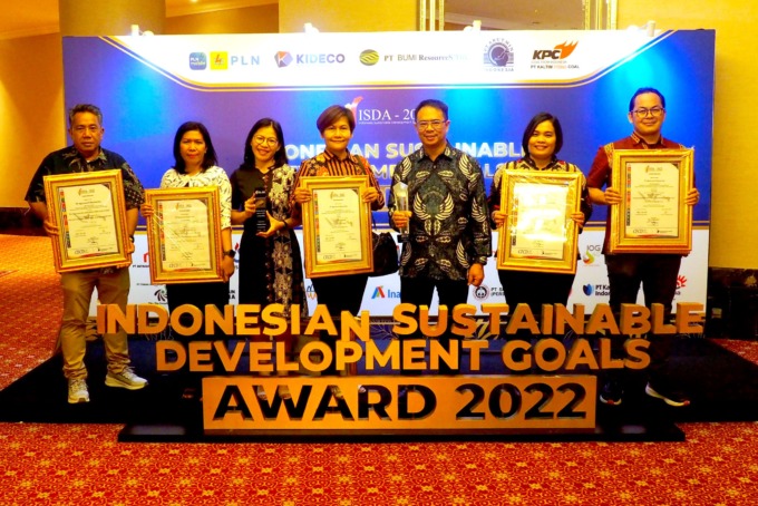 PT Agincourt Resources (PTAR) meraih 10 penghargaan dalam Indonesia Sustainable Development Award (ISDA) 2022. Usai seremoni, Presiden Direktur PTAR Muliady Sutio (ketiga dari kanan) bersama Senior Manager Corporate Communications PTAR Katarina Siburian H