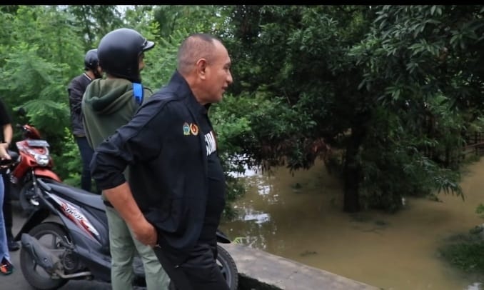 TINJAU: Gubernur Sumut, Edy Rahyamadi saat meninjau lokasi banjir di Kota Medan.