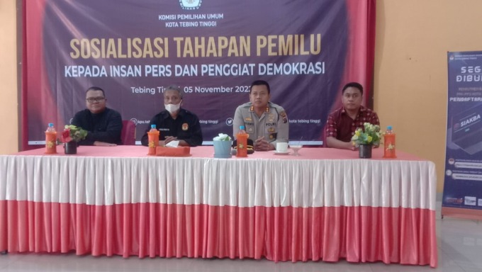 BERSAMA: Anggota Komisioner KPU Kota Tebingtinggi Muklis Muktar, Emil Sofyan, Kapolres Tebingtinggi AKBP M Kunto Wibisono dan mewakili pihak Kejaksaan Negeri Tebingtinggi saat sosialisasi.