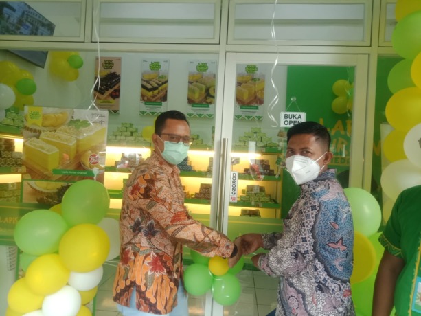 RESMIKAN: Direktur Utama Lapis Durian, Ridwan Darussalam, saat meresmikan Lapis Durian cabang ke-11 di Jalan Kruing, Sekip, Medan Petisah, Sabtu (5/11).