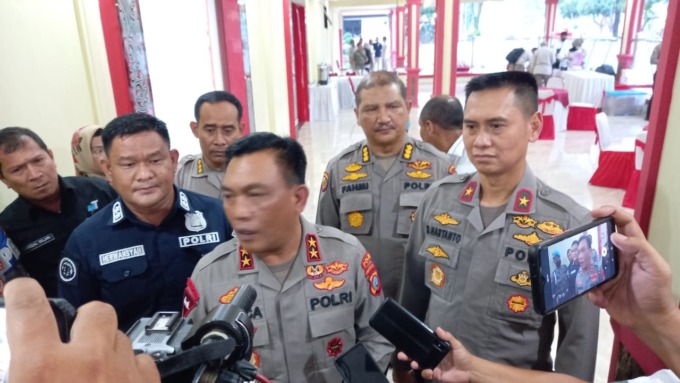 Wawancara: Kapolda Sumut Irjen Pol Panca Putra Simanjuntak saat diwawancarai sejumlah wartawan, di Mapolda Sumut, Kamis (10/11) petang. Dewi/Sumut Pos