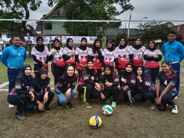 BERSAMA: Dua tim peserta turnamen bola voli putri foto bersama sebelum bertanding. (IST)