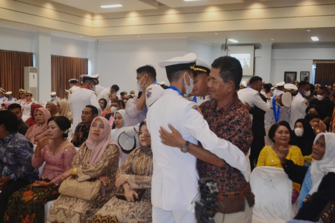 DEDDI MULIA PURBA/SUMUT POS HARI AYAH: Perwira muda dan Kadet Laut Politeknik AMI Medan memeluk ayah saat prosesi pelantikan dan pengukuhan.