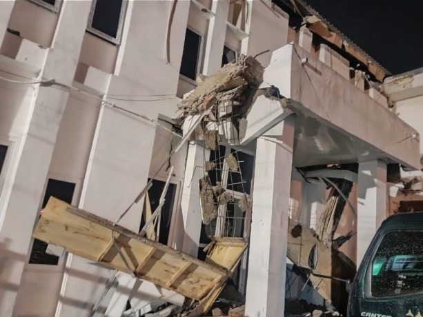 RUBUH: Gedung Kejari Medan yang rubuh di Jalan Adi Negara Medan.