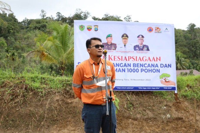 Deputi General Manager Operations PT Agincourt Resources, Wira Dharma Putra, memberikan kata sambutan saat Aksi Tanam Pohon Bersama di tepi Sungai Garoga, Kecamatan Batangtoru, Tapanuli Selatan, Sumatra Utara, 19 November 2022. (Dok: PTAR)