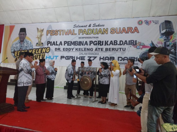 PUKUl GONG. Bupati Dairi, Eddy KA Berutu memukul gong saat membuka festival paduan suara sambut HUT PGRI ke-77 dan HGN tahun 2022 di GOR Sidikalang, Sabtu (19/11/2022).SUMUTPOS.CO/ISTIMEWA.