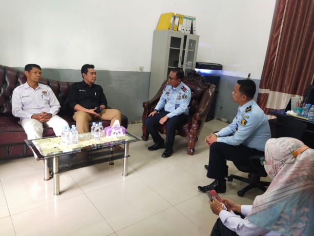 KUNJUNGI: Ketua Komisioner KPU Tebingtinggi Abdul Khalik didampingi Rudi Herwin dan anggota lainnya melakukan kunjungan ke Lapas Kelas II B Tebingtinggi.