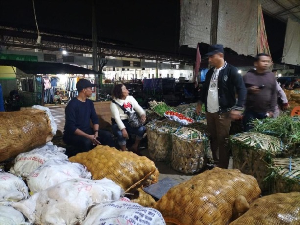 PANTAU: Dirut PUD Pasar Kota Medan, Suwarno saat memantau harga di Pasar Induk Kau Cih, Medan, Rabu (23/11/2022).