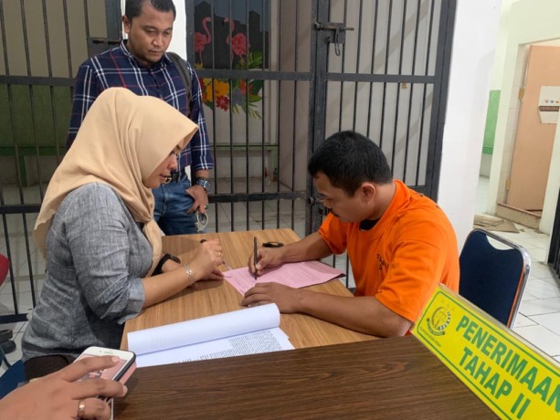 TERIMA: JPU Kejari Medan menerima tahap II, tersangka dugaan penistaan agama, Rudi Simamora, Rabu (23/11/2022).